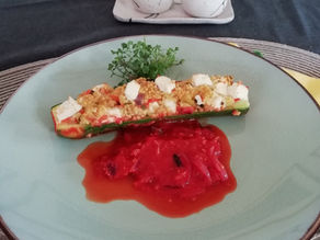 Gefüllte Zucchini an Tomatensauce - BASENÜBERSCHÜSSIGE ERNÄHRUNG