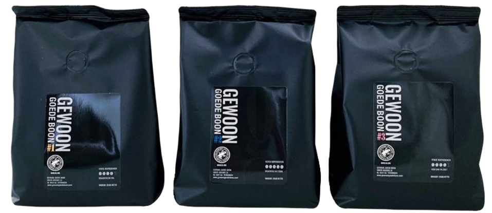 Drie koffiebonen blends naast elkaar in de verpakking