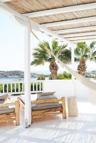 If you are on the lookout for intriguing ideas to decorate a large balcony, try to opt for some lounge chairs. Use it for reading your favorite novellas instead of using the classic patio furniture. What more, you can also hang a hammock to enjoy your sunny afternoons of winter.