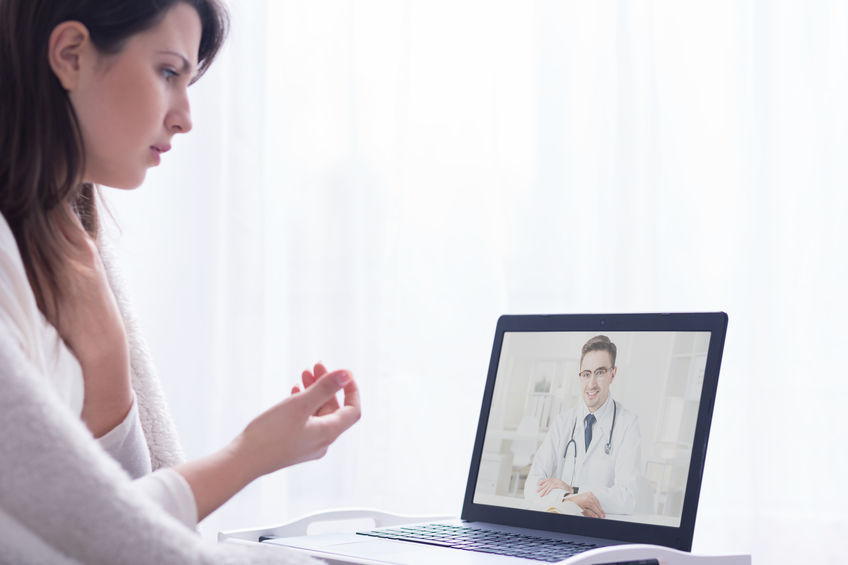 paciente siendo atendida por su médico