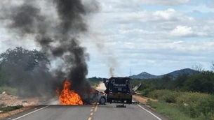 Criminosos explodem carro-forte em rodovia na Bahia.