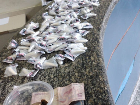 MULHER É PRESA COM DROGAS NO BAIRRO RIO DA AREIA EM SAQUAREMA