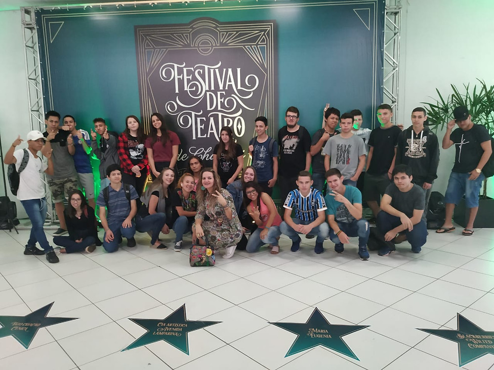 Nossa turma compareceu ao centro de eventos, para assistir o espetáculo- O menino que aprendeu cedo Demais da Cia Vento Minuano. Porto Alegre - RS