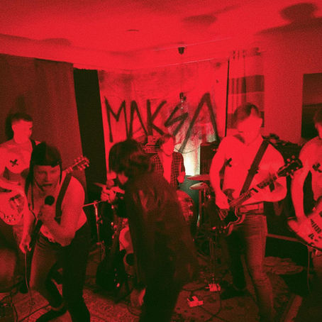 PUNAISEN HUONEEN ILTA