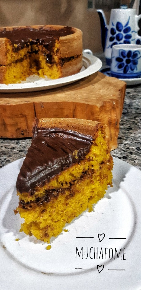 Bolo de cenoura com cobertura de chocolate
