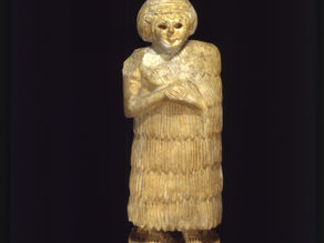 FEMALE STATUE Gypsum Ht. 15 1/2 in. (42 cm.) Early Dynastic III (ca. 2600-2500 B.C.) Iraq, Khafajah