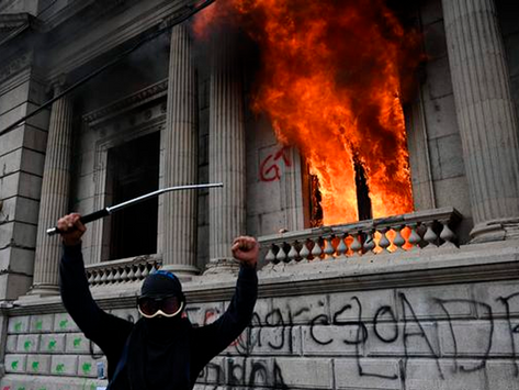 Manifestantes incendiaron el Congreso de Guatemala 