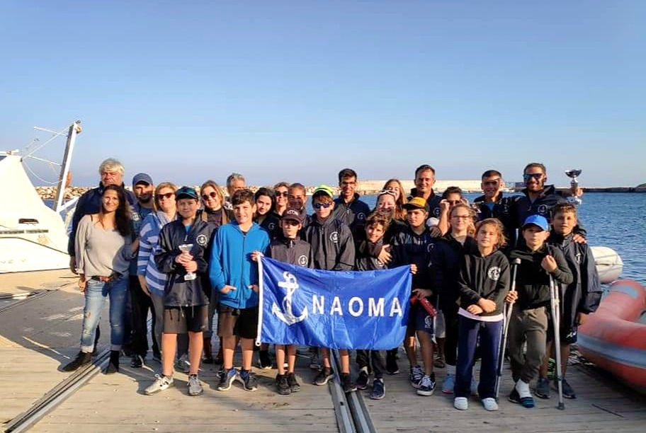 Στιγμιότυπο από αγώνες με τα παιδιά του ΝΑΟΜΑ και δεξιά ο προπονητής Αλέξης Κάτσιος.