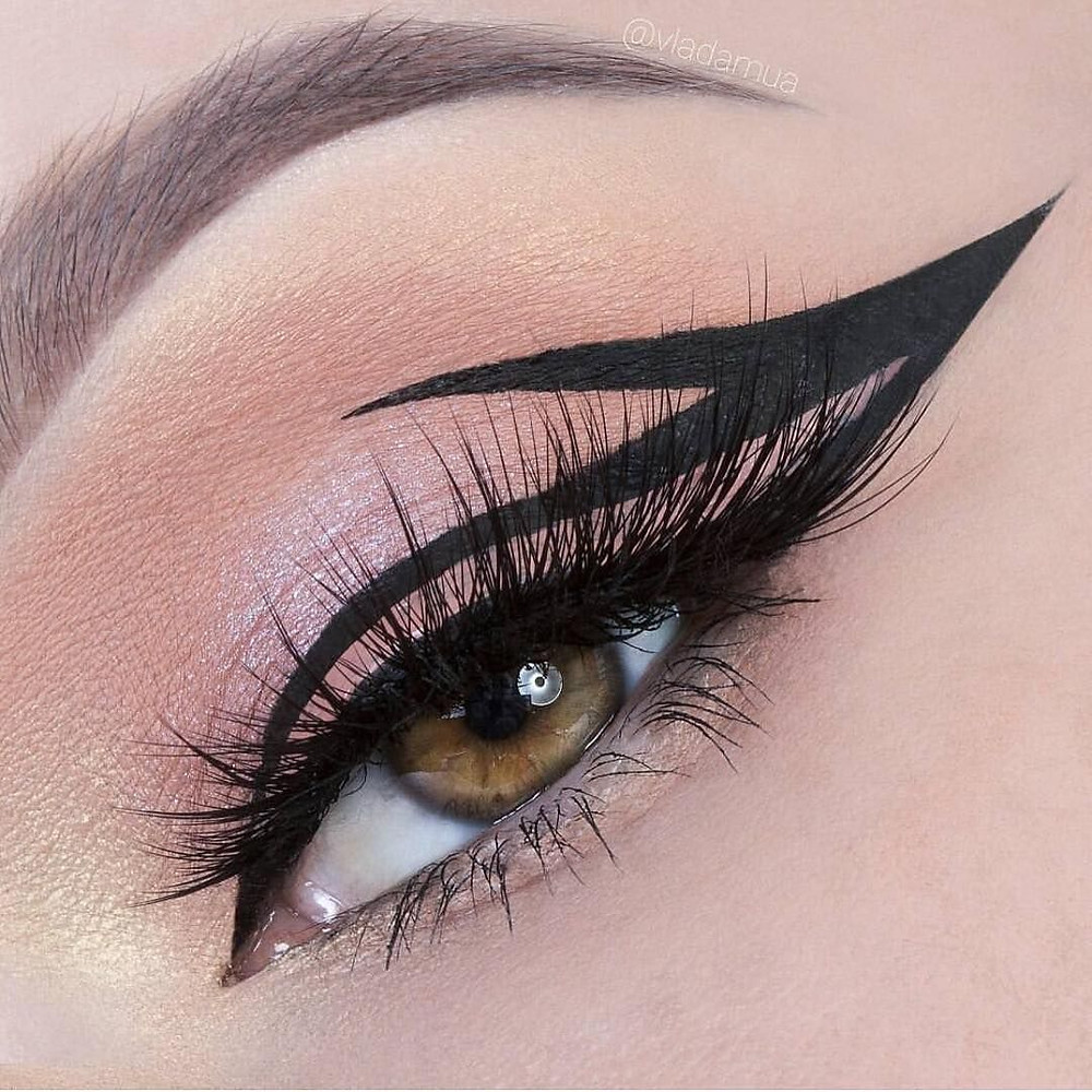 Delineado gráfico, graphic eyeliner, bold eyeliner, 2020 makeup trend, 2020 tendência de maquiagem