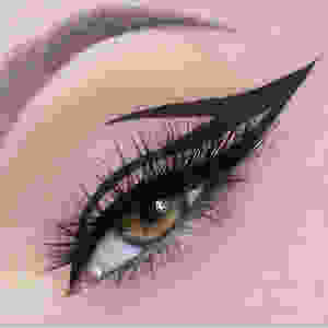 Delineado gráfico, graphic eyeliner, bold eyeliner, 2020 makeup trend, 2020 tendência de maquiagem