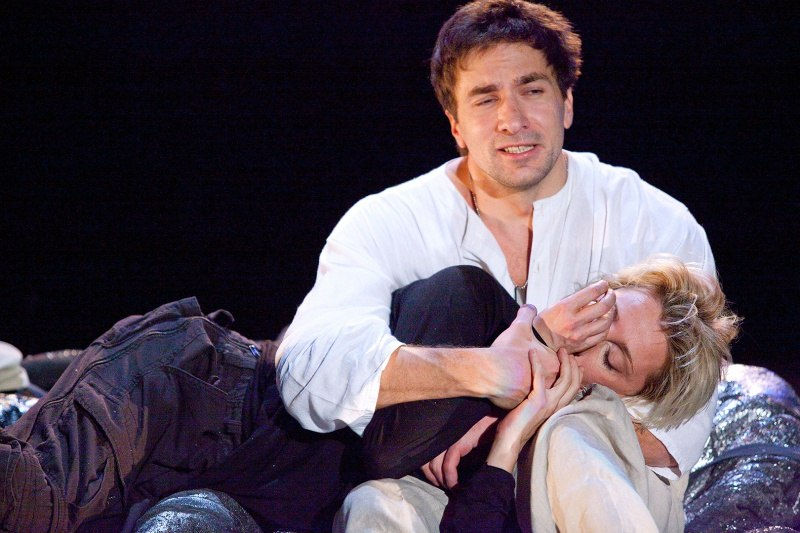 Юлия Рутберг и Григорий Антипенко в спектакле «Медея»