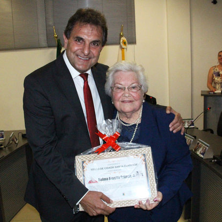 Professora recebe título de cidadã santa-clarense