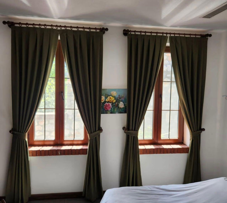 Stilvolle Fensterdekoration in Hamburger Wohnung