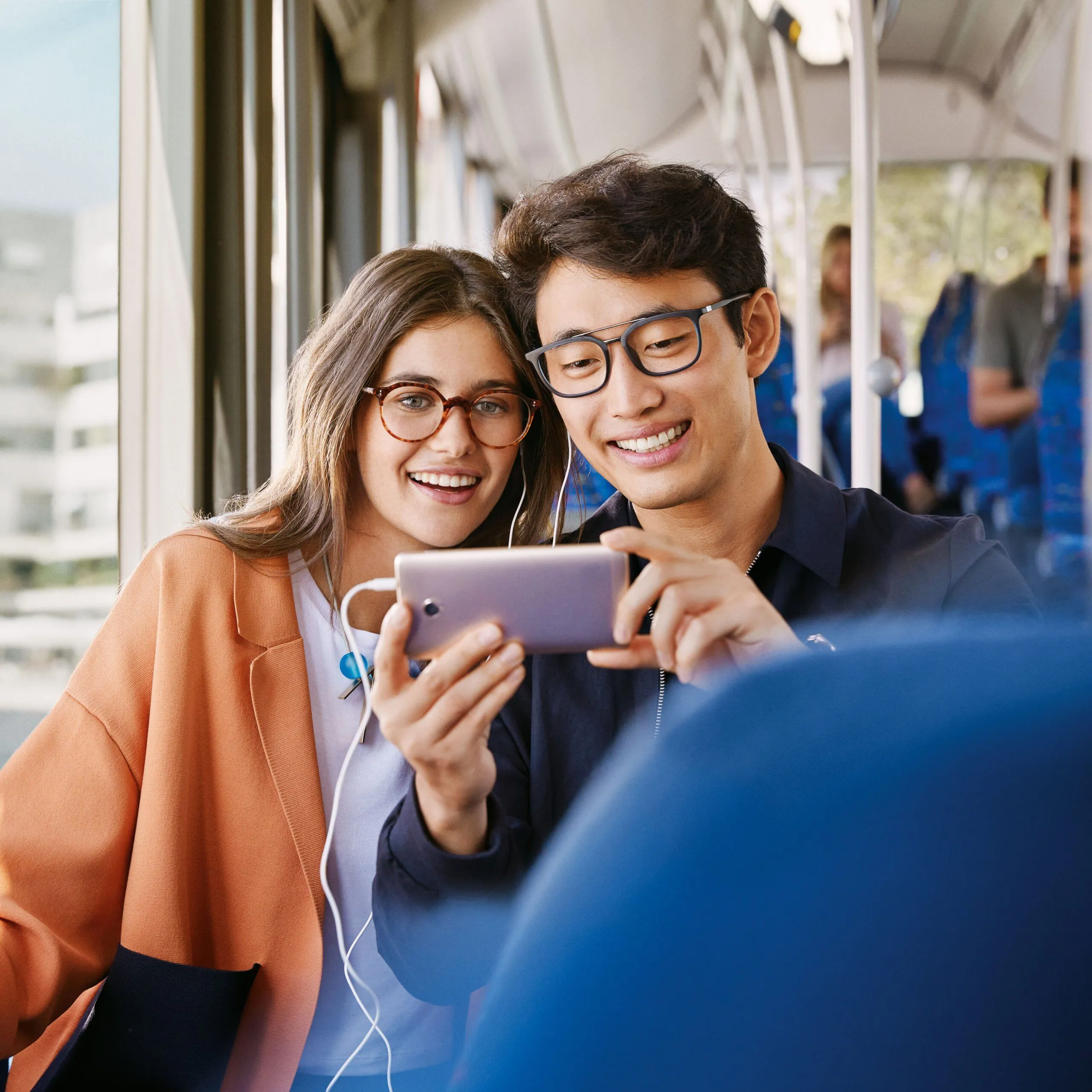 essilor_13_bus_11951-v8_CMYK-scaled.webp