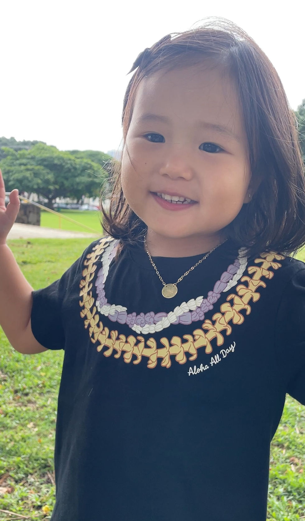 Thumbnail: Lei T-Shirt - Pua Kenikeni - Black (matching with mini me)