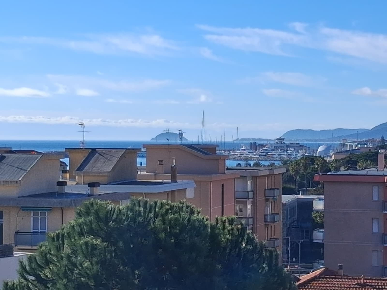 Vista mare, sole e parcheggio: la comodità a 300m dal mare!