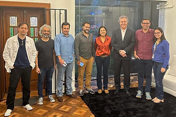 Dr. Marcos com clientes do cinema