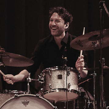 Claus Schulte spielt während des Benefizkonzert am Drumset  | Foto: Helga Berlings