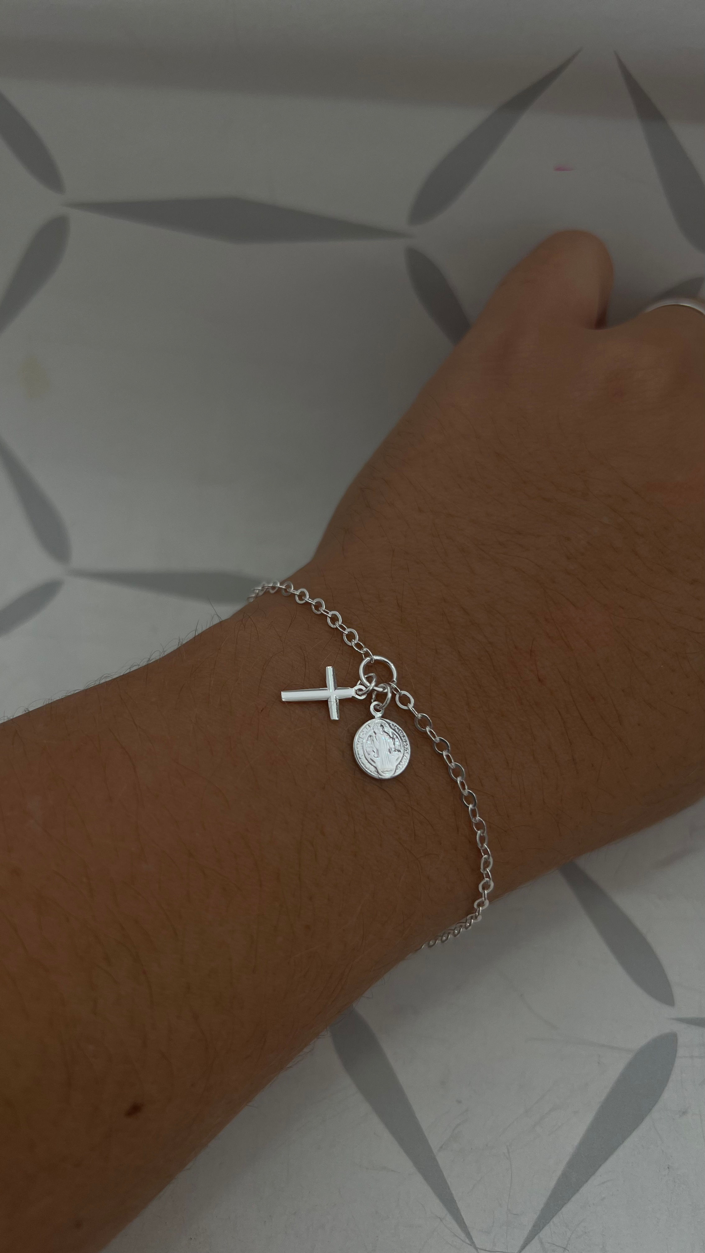 Pulseira patuá: São Bento & cruz sagrada 
