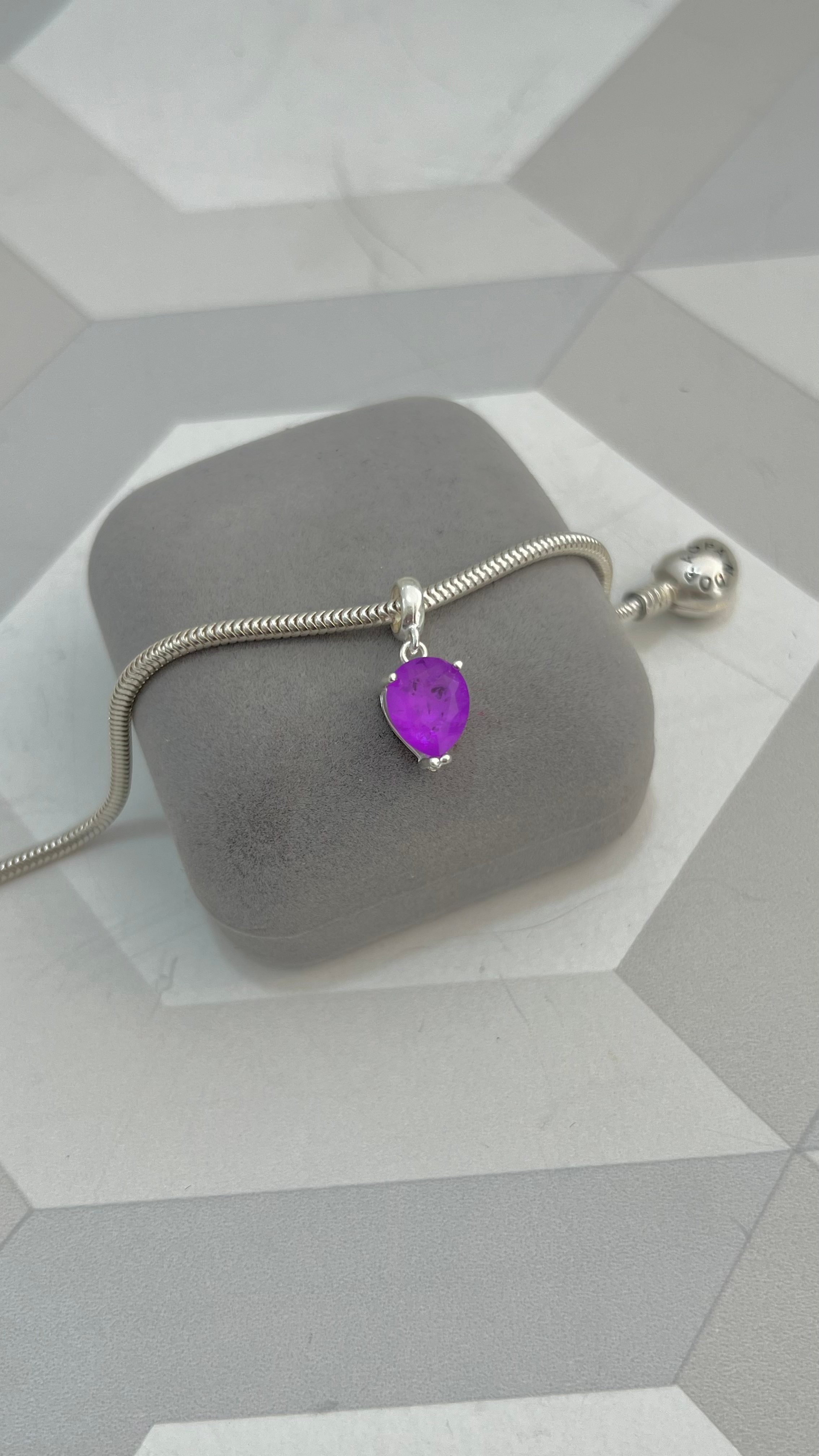 Berloque gota 💧 fúcsia 