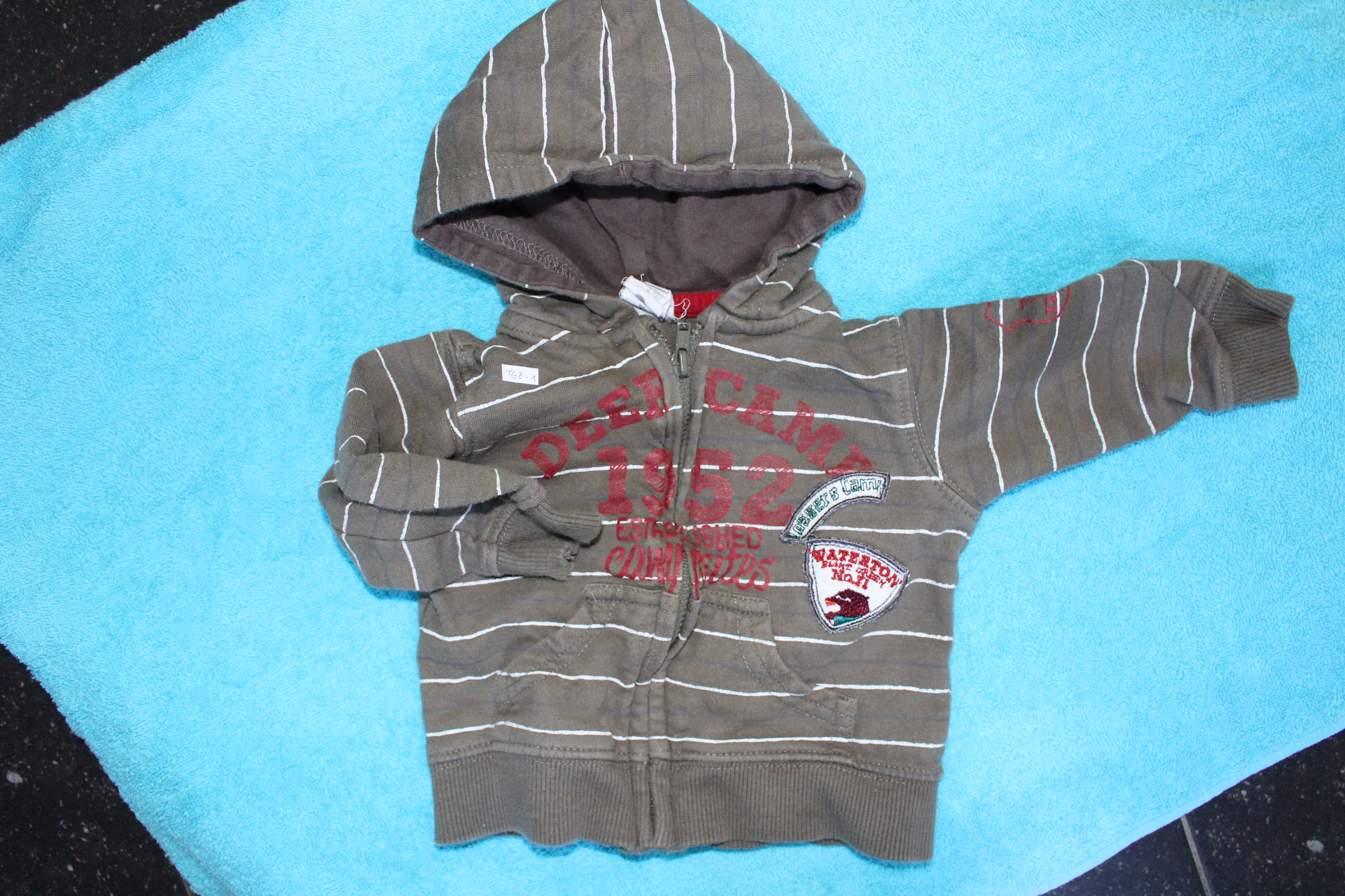 Pull à capuche kaki rayé blanc