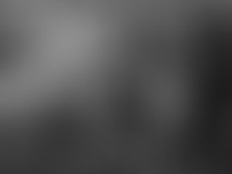 Papa et sa fille qui courent main dans la main.