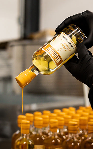 Bouteille de liqueur d'abricot de Negroni distillerie.