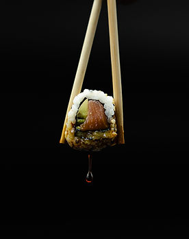 Photo de sushi porté avec des baguette