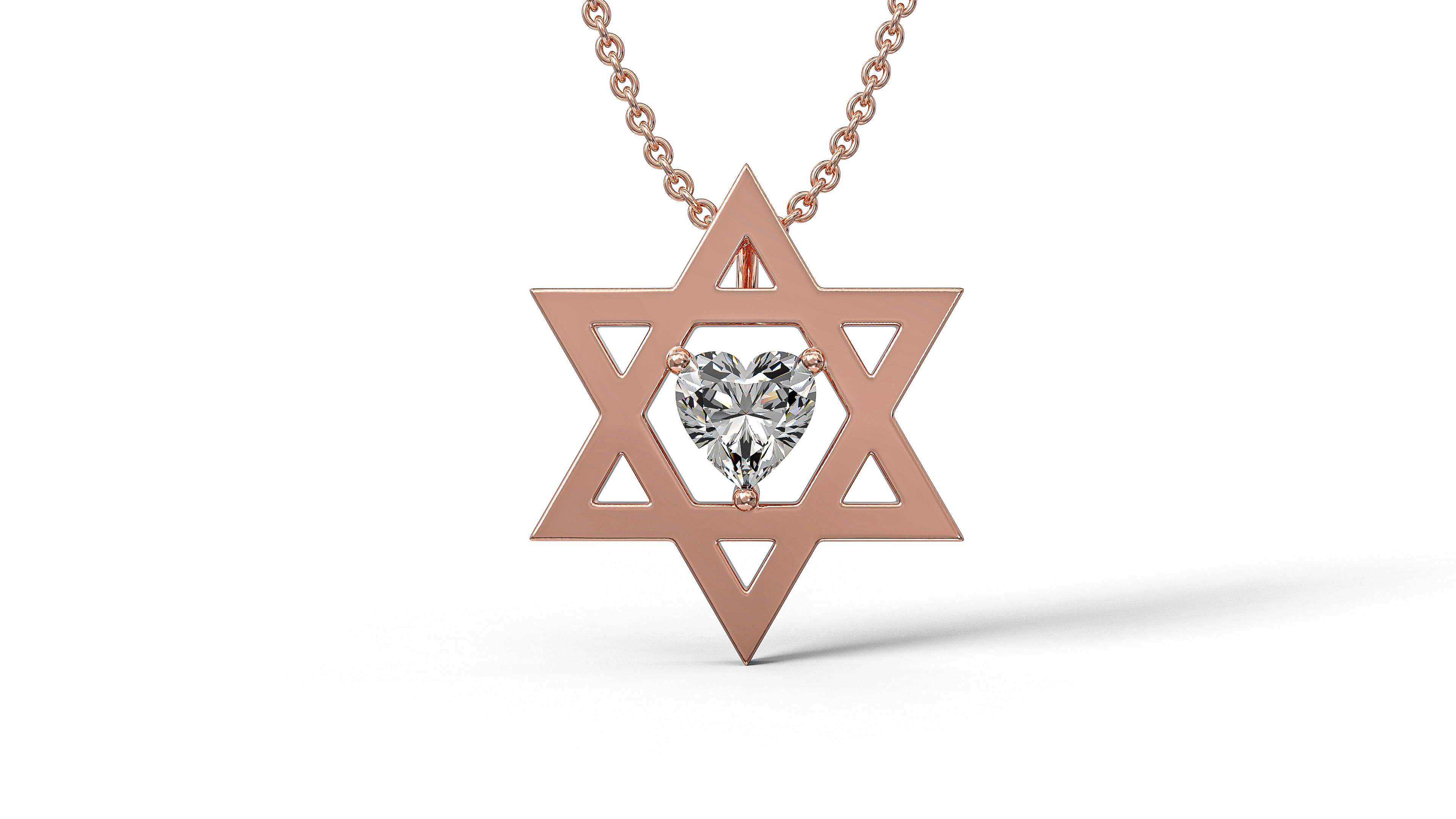 שרשרת מגן דוד זהב ויהלום לב במרכז על רקע לבן.