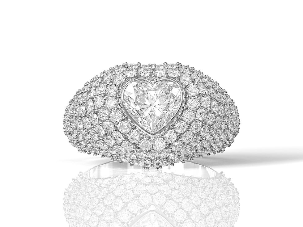 תמונה ממוזערת: טבעת יהלום בצורת לב, משובצת יהלומים, רקע לבן, זוהר, טבעת קימברלי