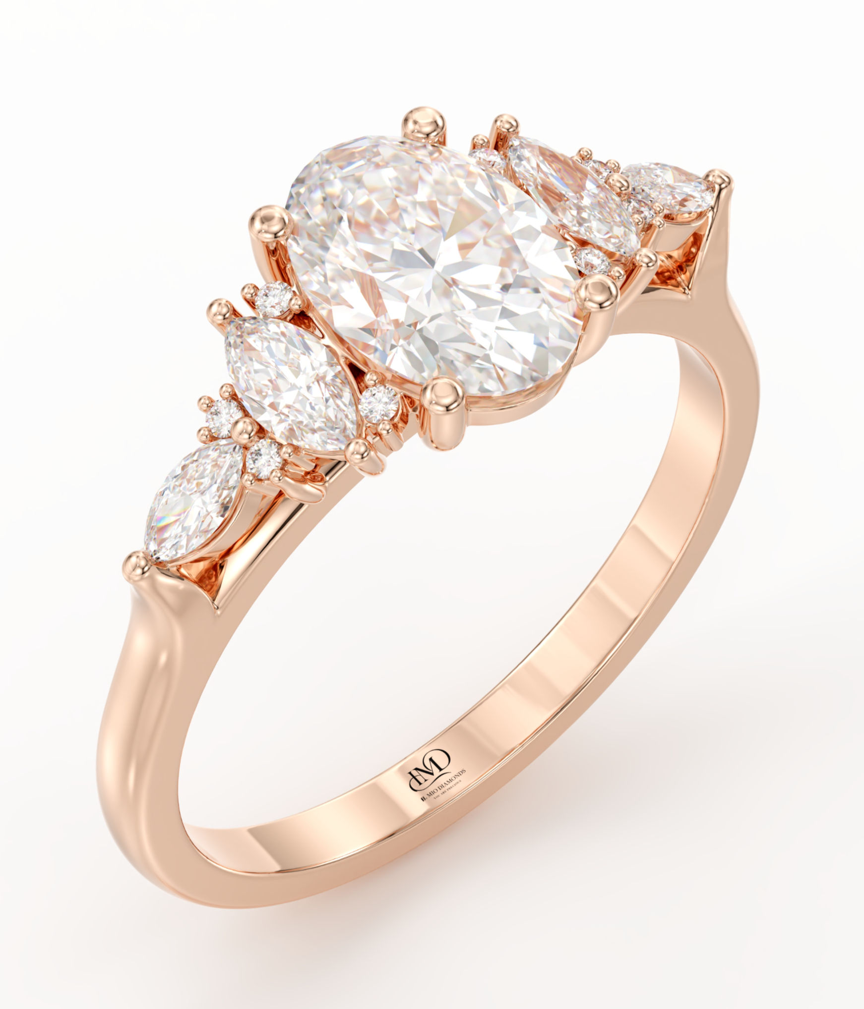 טבעת אירוסין זהב ויהלומים נוצצת בעיצוב אלגנטי עם אבני חן