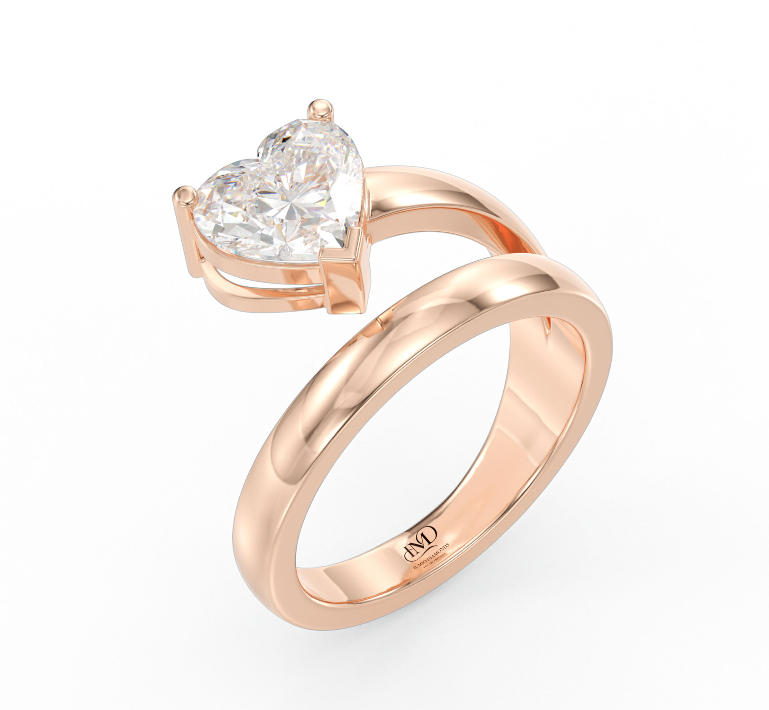 טבעת זהב ורוד לב יהלום, Emerald & Tapers Ring, תכשיט יוקרתי על רקע לבן.