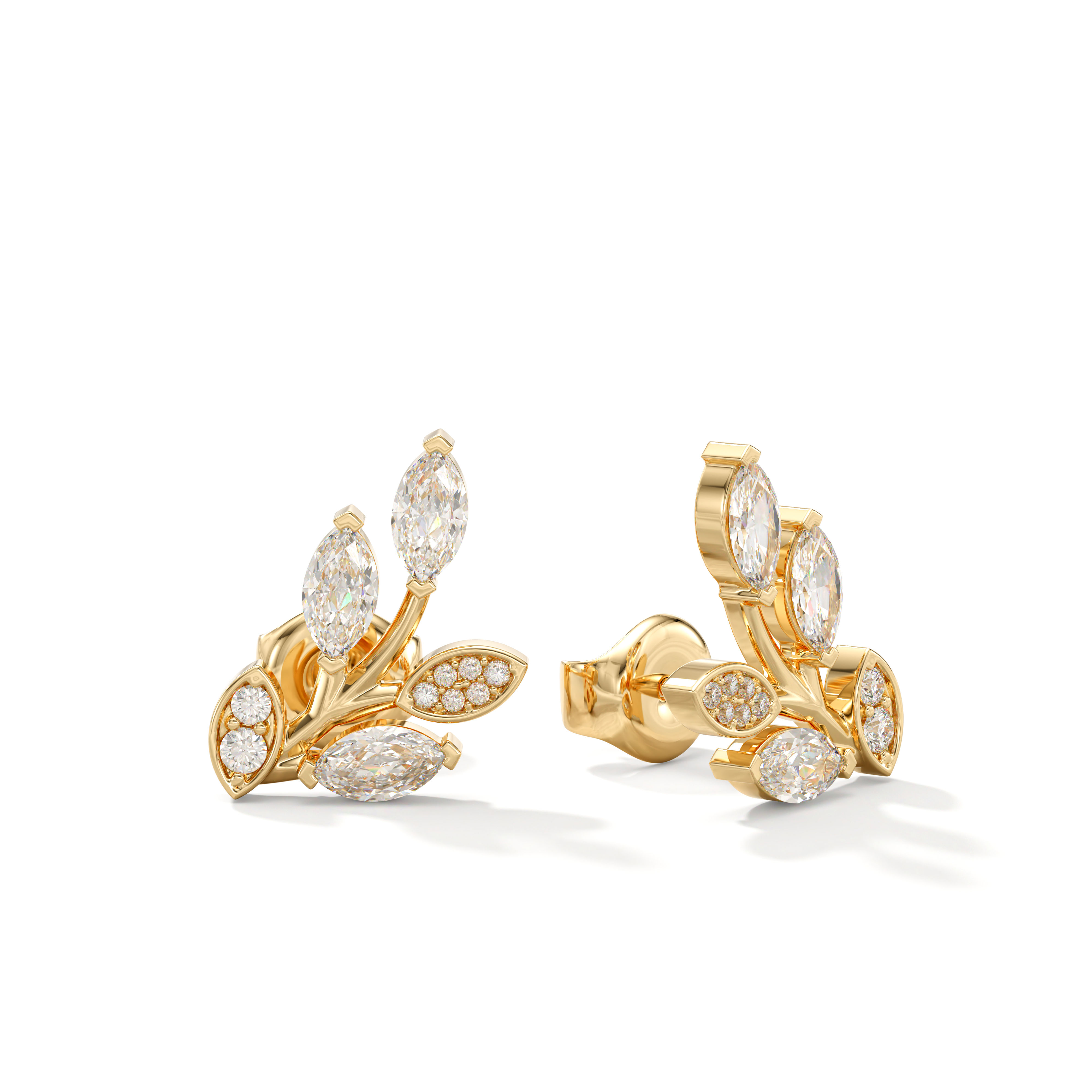 זוג עגילי זהב מעוצבים בדוגמת עלים עם יהלומים נוצצים לבנים רקע לבן