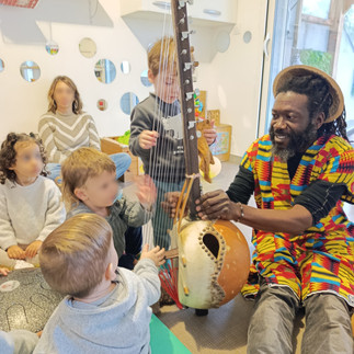 À quelques minutes seulement de l’Espace Polygone, Rue Georges AURIC, une maison pas tout à fait comme les autres accueille chaque jour de jeunes enfants dans un environnement chaleureux et sécurisé au sein de la micro-crèche Les P'tites Merveilles. 