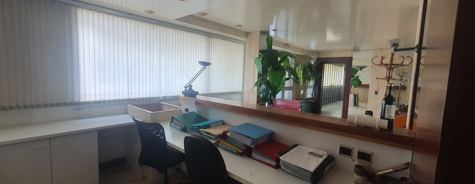 Bien RARE sur le secteur industriel de l’EspacePolygone à Perpignan,avec accès facile sur axe secondaire avec visibilité. Bâtiment des années 80 implanté de 1150 m2 sur un foncier d’environ 2.450 m² composé de stockage, bureaux, showroom... - AEP IMMO
