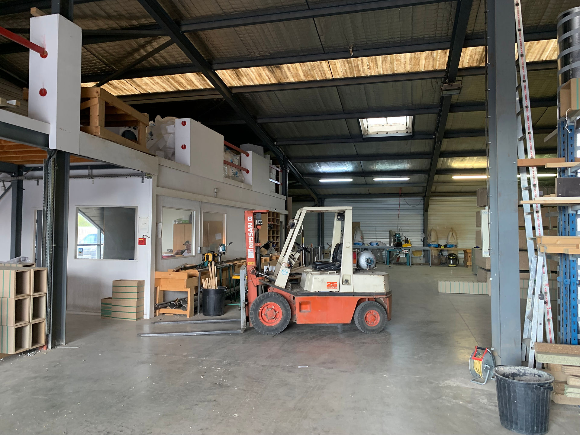 Bâtiment construit en 2007, implanté sur un foncier de 1 800 m², et d’une surface de 881 m² sur l'Espace Polygone à Perpignan - AEP IMMO