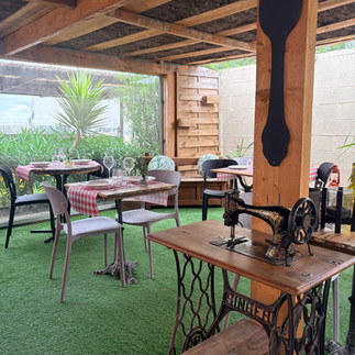 La Table de Mamie propose un concept aussi simple qu’attachant : retrouver les saveurs, l’ambiance et la convivialité des repas de famille d’autrefois.