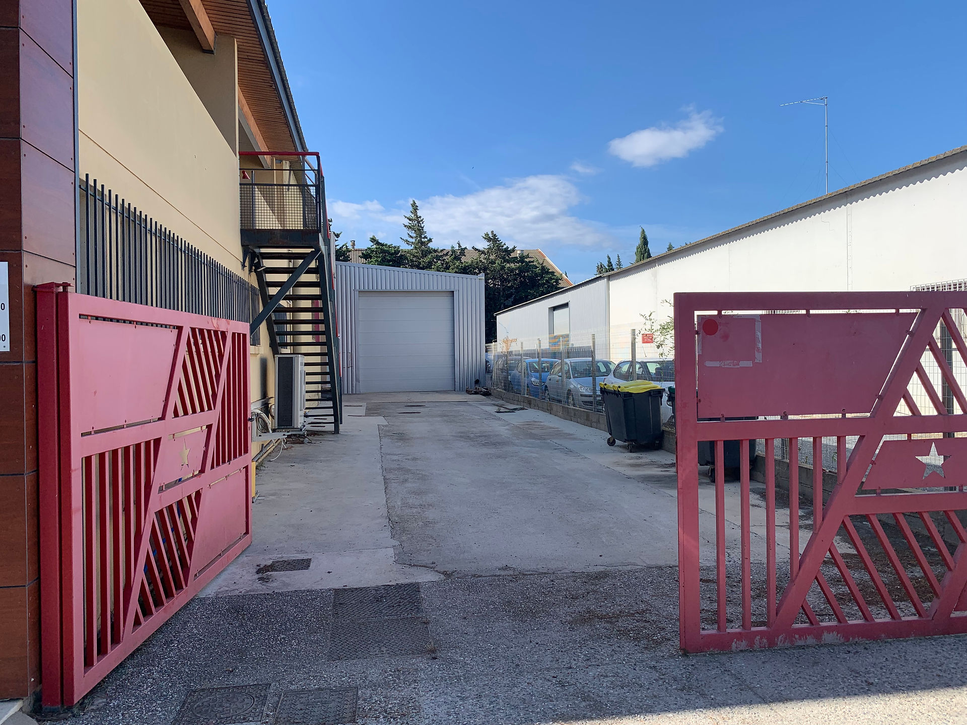 Local activités pour stockage et bureaux ou showroom à louer Perpignan Espace Polygone  1700 m2 - AEP IMMO