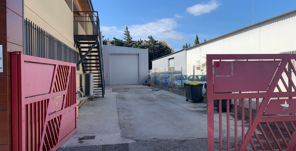 Local activités pour stockage et bureaux ou showroom à louer Perpignan Espace Polygone  1700 m2 - AEP IMMO