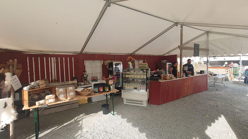 Ikke lenge etter dette bildet ble tatt, var det stinn brakke på standen - og det ble lite hviletid resten av helgen på gjengen i Trondheims Matperler.