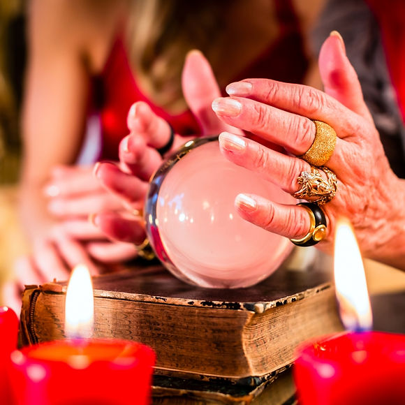 Fortune-teller-looking-to-the-future-120