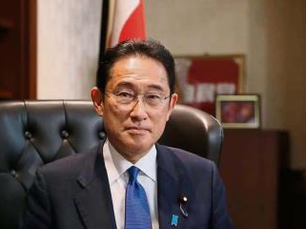 En medio de escándalos e inflación, renuncia el primer ministro de Japón