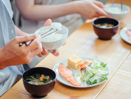 和食を食べる人の手元