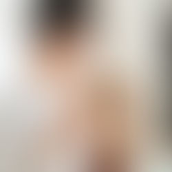 お米を食べる女性