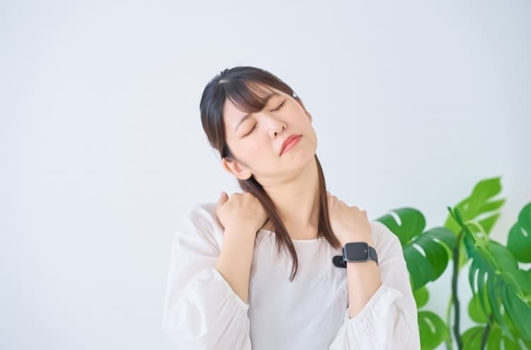 肩の凝りを感じる女性