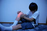 膝に痛みを感じる男の子 成長痛