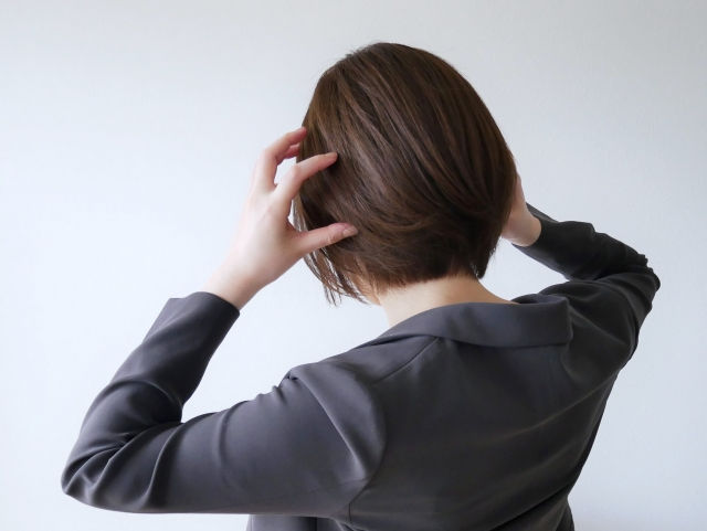 頭を抱える女性 悩み