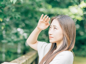 日差し まぶしい 女性