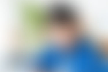 リビングで学習をする男の子