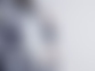 湯たんぽで暖をとる女性